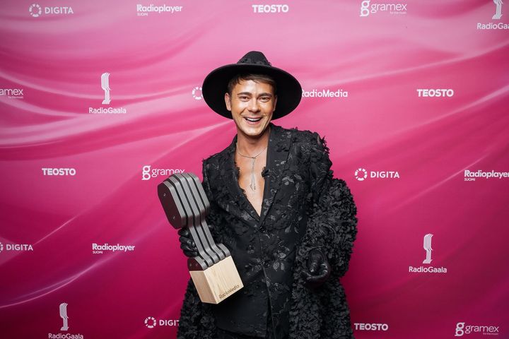 Niko Saarinen palkittiin vuoden radiojuontajaksi RadioGaalassa 10.4.2026