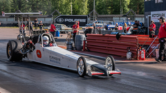 Dragster-auto radalla valmiina lähtöön Virtasalmen Motoparkissa.