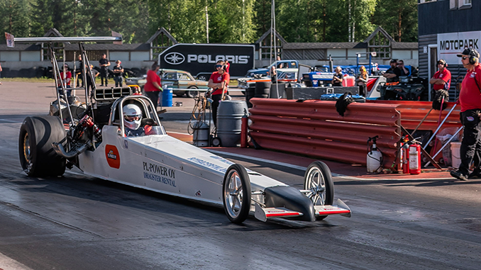 Dragster-auto radalla valmiina lähtöön Virtasalmen Motoparkissa.
