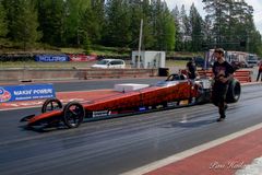 Dragster-kilpa-auto radalla, kuljettajana Kerttu Lehtonen PL-Power Spring Nationals -kilpailussa.