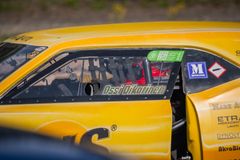 Keltainen auto, jonka ikkunassa lukee "Ossi Oikarinen".