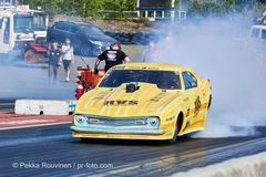 Keltainen Chevrolet Camaro 1968 lähtöviivalla drag race -kilpailussa.