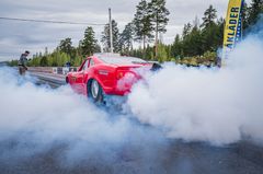 Kiihdytysurheilu on näyttävä ja räjähtävä moottoriurheilumuoto, kuten Veli Koivulan Ferrari Replikan burnout osoittaa.