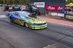 Värikäs drag racing -auto radalla.