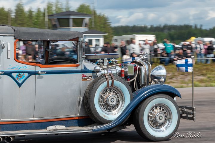 Vesivehmaan lentokentällä näkee myös varsin villejä kiihdytysautoja.