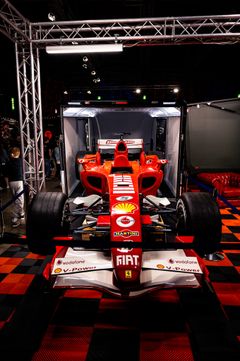 Punainen F1-auto näyttelyssä.