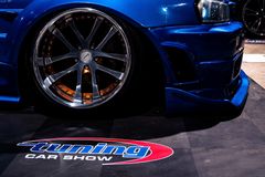 Kuva: Sinisen auton alaosa suurilla vanteilla Tuning Car Show'ssa.