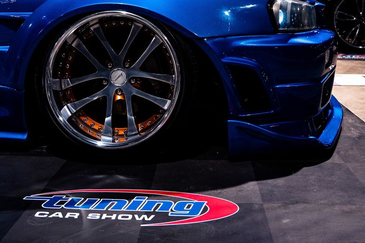 Kuva: Sinisen auton alaosa suurilla vanteilla Tuning Car Show'ssa.
