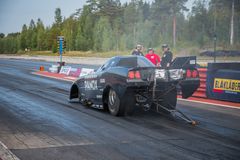 Mustang-auto lähdössä Kiihdytysajon radalle metsän ympäröimänä.