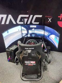 Kolme näyttöä sisältävä Formula Drift -ajosimulaattori näyttelytilassa.