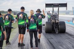 Tiimi valmistautuu kiihdytysajoon radalla.