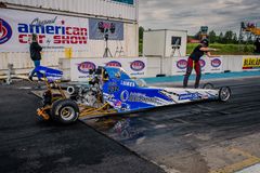 Sininen junior dragster -auto kilparadalla.
