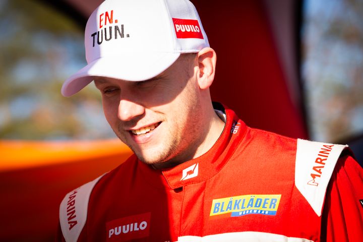 Maailmanmestarin oma tiimi on saanut nimensä, kun vuonna 2023 Kroatian MM-rallin kilpailun järjestäjien materiaaleissa Jonne esiintyi yllättäen nimellä Jorma J Halttunen.