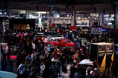 Tapahtuma-alue täynnä klassisia amerikkalaisia autoja ja suurta ihmisjoukkoa.