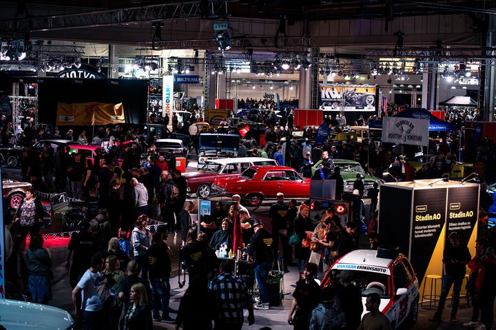 Tapahtuma-alue täynnä klassisia amerikkalaisia autoja ja suurta ihmisjoukkoa.