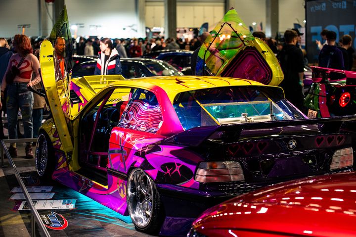 Täysin uusi noin 3000 neliömetrin alueelle ulottuva Stanced World -näyttelyosio löytyy hallista kolme (3) ja siellä noin 50 erilaista elämyksellistä autoa.