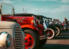 Rivissä vanhoja autoja Helsinki-Malmin lentoasemalla kauniina päivänä.