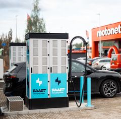 Upouudet Faast-latauspisteet Tampereen Linnainmaan Motonetin yhteydessä (latauspisteiden katos asennetaan lähiaikoina)