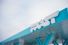 Faastin latausasemien katos pitää jalat kuivina