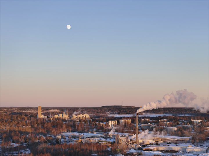 Ilmakuva Lohjalta auringonlaskussa.