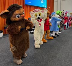 Rönnipeikko ja Ville Viikinki matkamessuilla Helsingin Messukeskuksessa