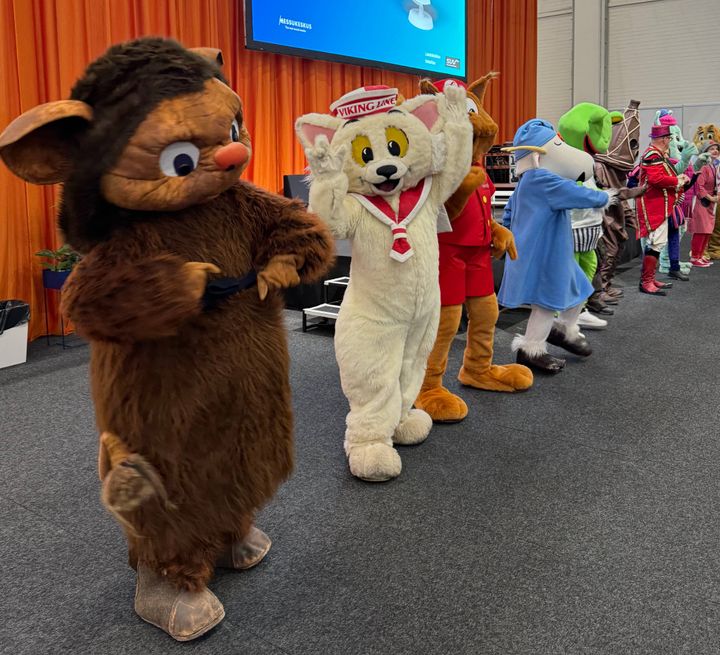 Rönnipeikko ja Ville Viikinki matkamessuilla Helsingin Messukeskuksessa