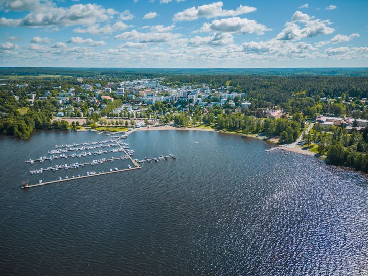 Ilmakuva Lohjan keskustasta Lohjanjärveltä katsottuna