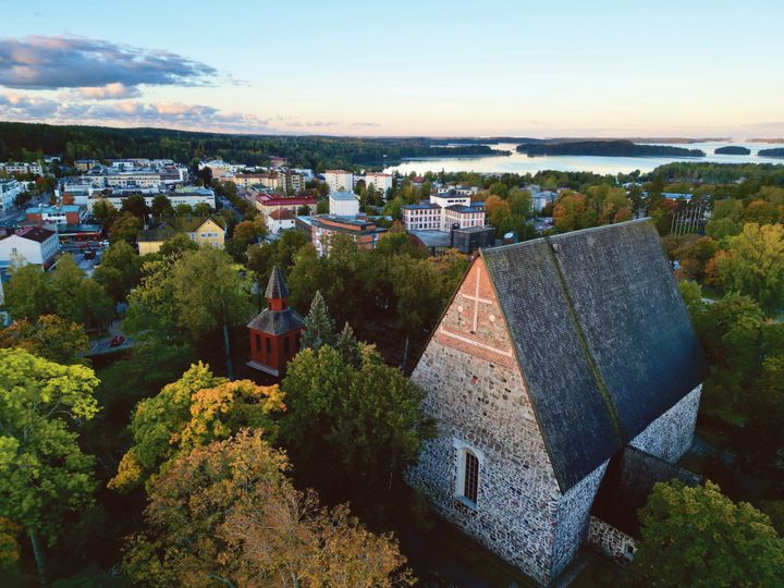 Kuva Lohjan keskustasta ja Pyhän Laurin kirkosta