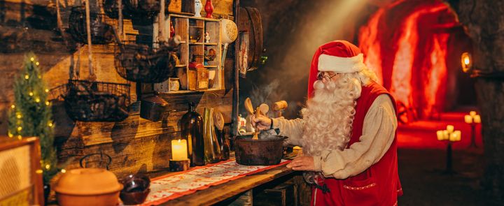Joulupukki keittiössä Tytyri Elämyskaivoksen Joululuolassa