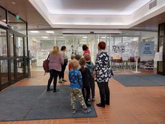 Eskarilaiset kierroksella Lohjan kaupungintalolla.