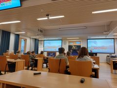 Lapset äänestävät tiedetunnin sisällyttämisestä lukujärjestykseen.