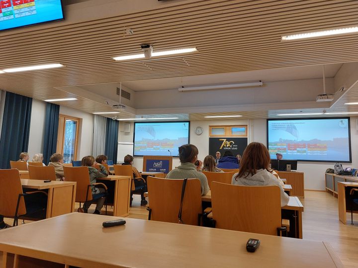 Lapset äänestävät tiedetunnin sisällyttämisestä lukujärjestykseen.