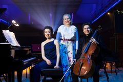 Tiina Naumanen, näyttelijä Jussi Makkonen, sello Nazig Azezian, piano