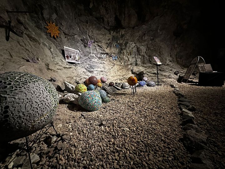 Teija Kaarteen Mosaiikin viemää -näyttely ihastutti Tytyri Elämyskaivoksen taidealueella vuonna 2024