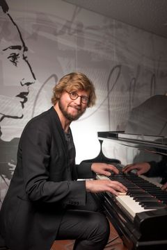 Pianosolistina Emil Holmström