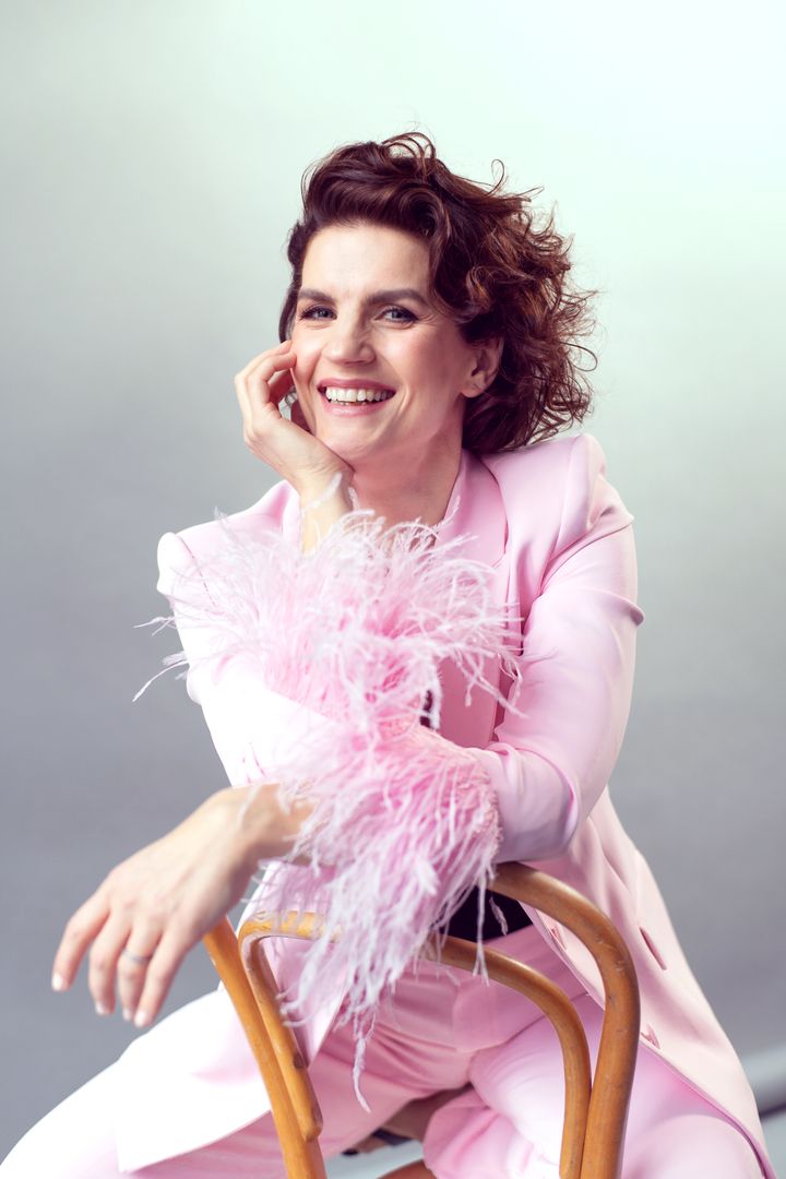 Maria vaaleanpunaisessa asussa