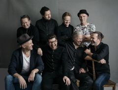 Suurlähettiläät bändin pojat poseeraa.