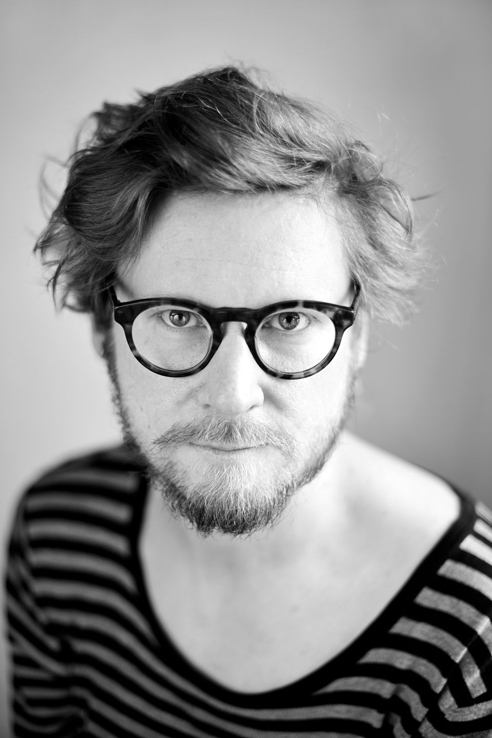 Konsertissa esiintyy pianisti Emil Holmström yhdessä Lohjan kaupunginorkesterin muusikoiden kanssa.