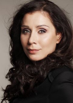Jeni Packalén, kaunis tummahiuksinen mezzosopraano katsoo kameraan.