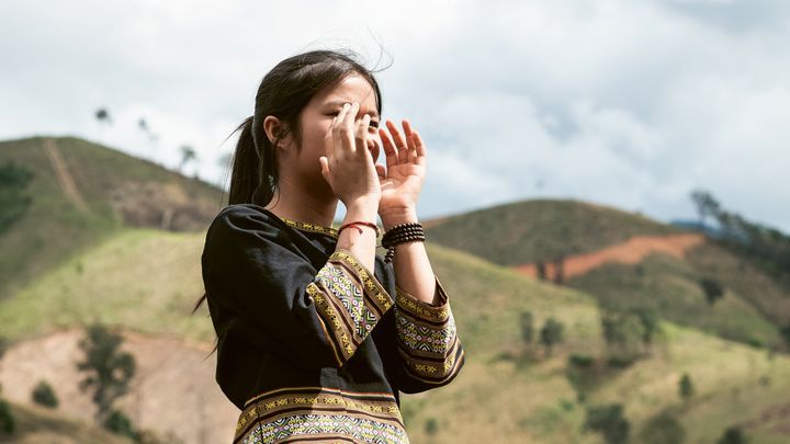 Plan International edistää tyttöjen oikeuksia ympäri maailmaa. Kuvassa on itäaasialainen tyttö perinteisessä asussa.