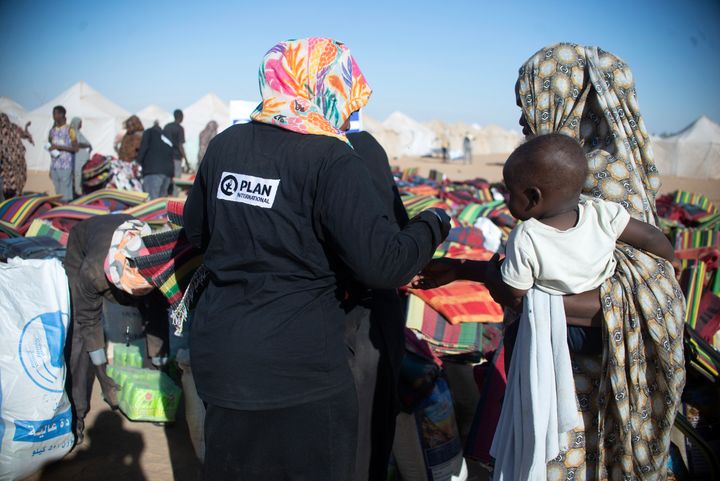 Lastenoikeus- ja humanitaarinen järjestö Plan International jakaa humanitaarista apua perheille, jotka ovat paenneet väkivaltaisuuksia pakolaisleireille eri puolille Sudania.