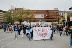 Menkkamarssilla nuoret vaativat avoimempaa keskustelua kuukautisista. Kuva on vuoden 2025 marssilta.