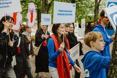Menkkamarssilla nuoret vaativat oikeaa tietoa kuukautisista, ilmaisia kuukautissuojia julkisiin tiloihin ja kaikille tytöille tasavertaiset mahdollisuudet käydä koulua myös kuukautisten aikana.