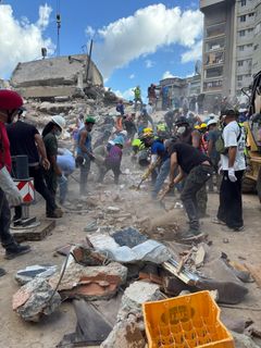 Pelastustöitä romahtaneessa rakennuksessa La Guairassa Venezuelassa