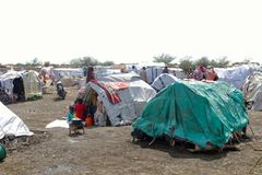 Vuonna 2023 alkanut konflikti on ajanut Sudanin maailman vakavimmaksi luonnehdittuun humanitaariseen kriisiin. Miljoonat ihmiset eri puolilla maata ovat paenneet taisteluita ja tarvitsevat välitöntä humanitaarista apua. Monet joutuvat asumaan epävirallisissa leireissä, joissa kaikesta on pulaa.