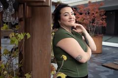 Saara Nurmo käsittelee tyttöihin ja naisiin kohdistuvaa väkivaltaa suositussa true crime -podcastissaan Murha joka tapahtui.