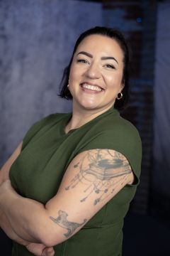 Saara Nurmo käsittelee tyttöihin ja naisiin kohdistuvaa väkivaltaa suositussa true crime -podcastissaan Murha joka tapahtui.