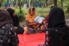 16-vuotias Riya asuu Bangladeshin lounaisosissa alueella, joka on äärimmäisen altis tulville ja maaperän eroosiolle. ”Vesi, jota käytämme, on huonolaatuista. Se sisältää paljon rautaa ja on hyvin suolaista. Monsuunikaudella voimme juoda sadevettä, mutta kuivana kautena meillä ei ole muuta vaihtoehtoa kuin juoda suolaista vettä, koska käytössämme ei ole minkäänlaista vedenpuhdistusjärjestelmää”, Riya kertoo. Hän vetää yhteisössään kerhoja, joissa hän kertoo muille tytöille esimerkiksi kuukautisista ja lisääntymisterveydestä.