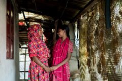 Bangladeshilainen Fatima (vas.) joutui jättämään koulun ja menemään naimisiin 13-vuotiaana. Hän menetti ensimmäisen lapsensa synnytyksessä. Nyt 30-vuotiaana kolmen lapsen äitinä hän haluaa varmistaa, etteivät hänen lapsensa joudu kokemaan samaa vaan saavat opiskella. Fatima asuu lounaisrannikolla Bargunassa, jota koettelevat usein toistuvat tulvat ja syklonit sekä eroosio ja merenpinnan nousu. Taloudellisessa ahdingossa olevat perheet voivat turvautua haitallisiin selviytymiskeinoihin ja naittaa tyttärensä liian varhain selvitäkseen tilanteesta. Fatima on saanut tukea Planilta ja opetellut virkkausta, jonka turvin hän pystyy hankkimaan tuloja. Hän myös puhuu avoimesti koettelemuksistaan ja kertoo muille yhteisönsä jäsenille lapsiavioliiton vaaroista ja koulutuksen tärkeydestä.