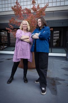 Tampereen Tyttöjen Talo on tarjonnut vuodesta 2004 turvallisen ja lämpimän kohtaamispaikan 12–29-vuotiaille tytöille ja naisille sukupuolen moninaisuus huomioiden. Kuvassa Tampereen Tyttöjen Talon ohjaaja Oili Ollila (oikealla) ja seksuaaliväkivaltatyöntekijä Sini-Satu Kuninkala.